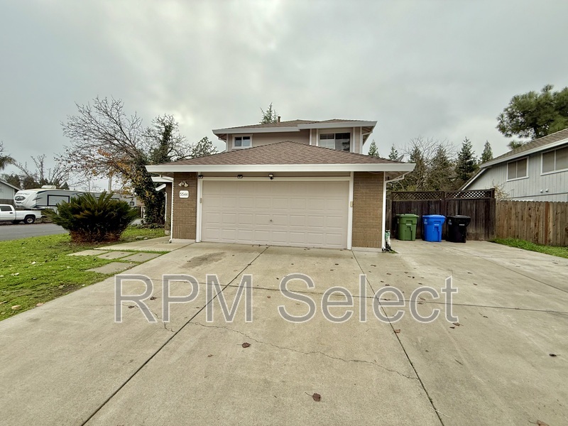 5544 Laguna Park Dr in Elk Grove, CA - Building Photo