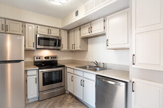 1700 Baird Farm Cir, Unit Apt 1103 in Arlington, TX - Foto de edificio - Building Photo