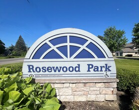 Rosewood Park in Mount Morris, MI - Foto de edificio - Building Photo