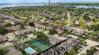 3300 Pebblebrook Dr in Seabrook, TX - Building Photo