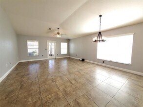 10737 Standing Stone Dr in Wimauma, FL - Building Photo - Building Photo