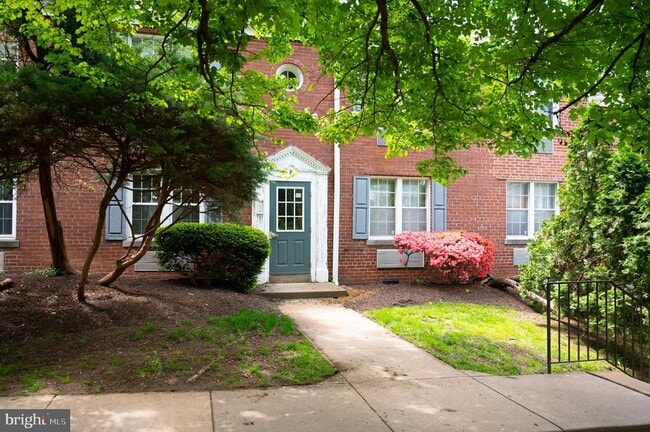 property at 8 Auburn Ct