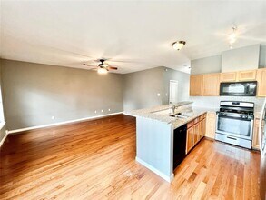 8323 Greys Ln in Houston, TX - Foto de edificio - Building Photo
