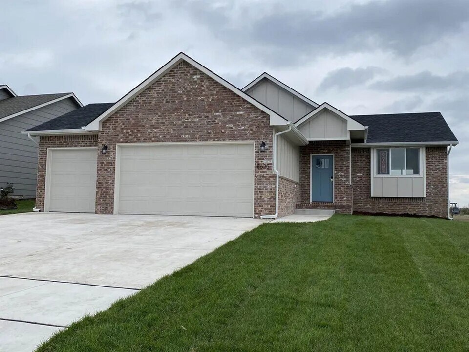 8625 E Cherrywood Ct in Bel Aire, KS - Building Photo