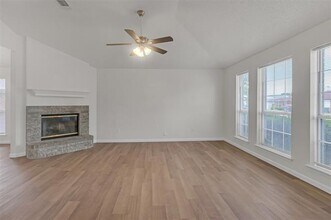 6008 King William Dr in Arlington, TX - Foto de edificio - Building Photo