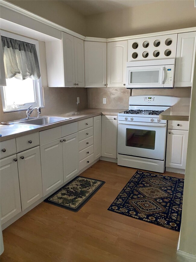 94 Claremont Ave in West Babylon, NY - Building Photo - Building Photo