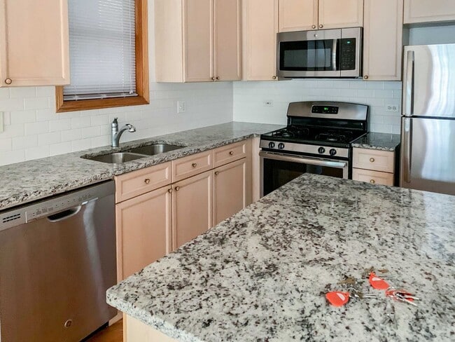 2714 N Wayne Ave in Chicago, IL - Building Photo - Building Photo