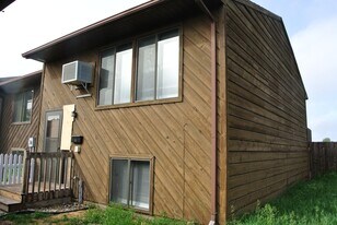 1711 16th St NW in Minot, ND - Building Photo