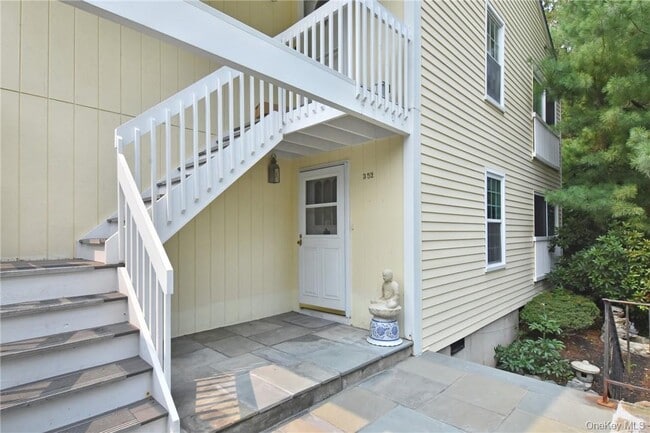 352 Carroll Close in Tarrytown, NY - Building Photo - Building Photo