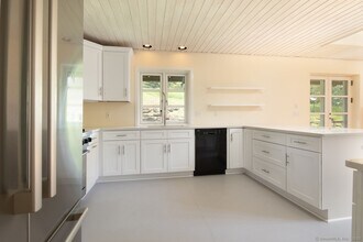 172 Under Mountain Rd in Salisbury, CT - Building Photo - Building Photo