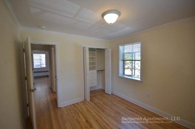 81 Saint Paul St, Unit 4 in Brookline, MA - Foto de edificio - Building Photo