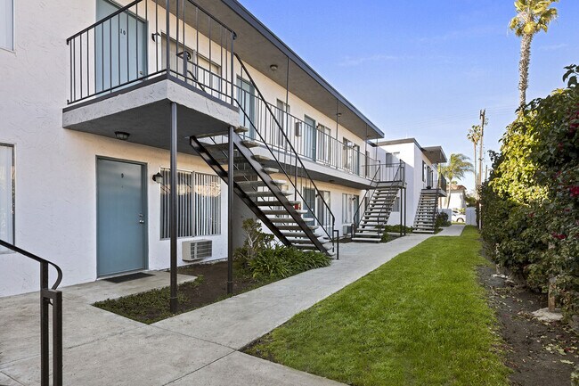 Valle at 9061 Kenwood in Spring Valley, CA - Building Photo - Building Photo