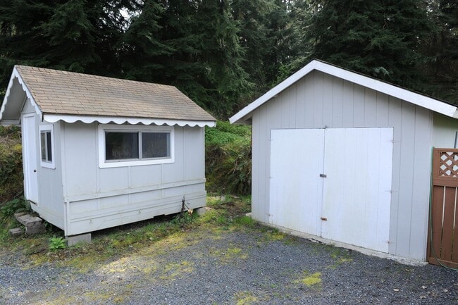 property at 3151 N Shadowbrook Ln