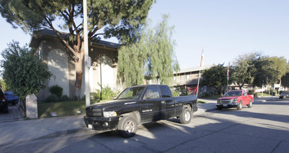 Royal Gardens I in North Hollywood, CA - Building Photo - Building Photo