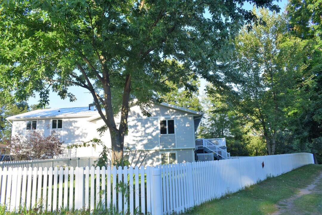 472 Whispering Oaks Dr in Muskegon, MI - Building Photo