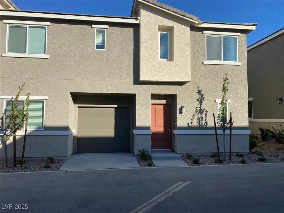 12130 Midnight Pine Rd in Las Vegas, NV - Building Photo
