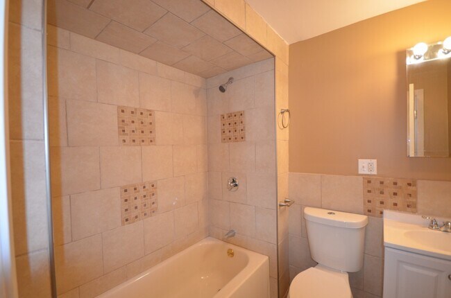 16 Chelsea St, Unit 3 in Boston, MA - Foto de edificio - Building Photo