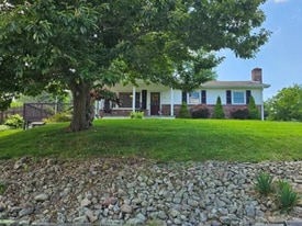 216 Caroline Dr in Marion, VA - Building Photo