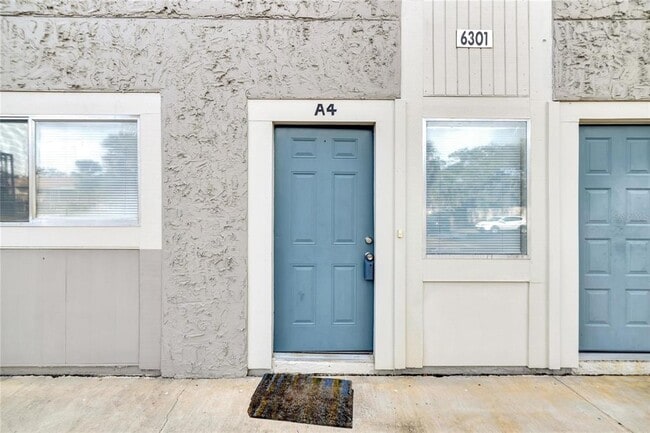 6301 Newtown Cir in Tampa, FL - Building Photo - Building Photo