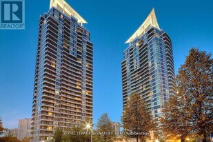 33 Elm Dr W in Mississauga, ON - Building Photo