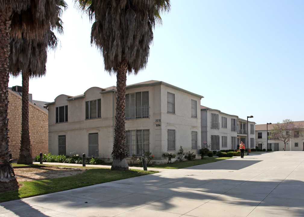 Fame Manor in Los Angeles, CA - Building Photo