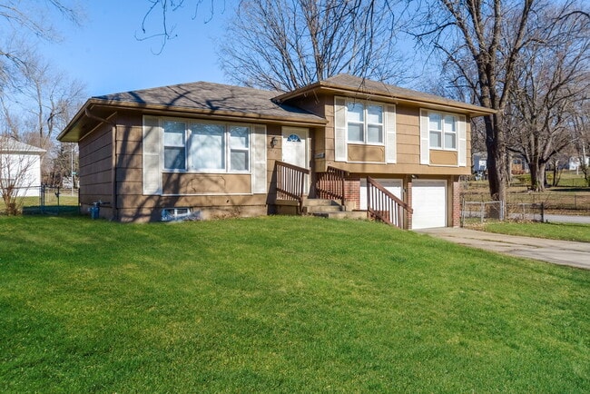 8418 E 92 Pl in Kansas City, MO - Building Photo - Building Photo