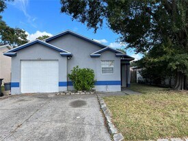 8108 Tom Sawyer Dr in Tampa, FL - Building Photo