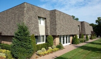 44 Philip Walk in Babylon, NY - Building Photo