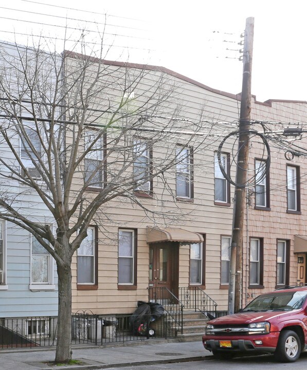 6711 Forest Ave in Ridgewood, NY - Building Photo