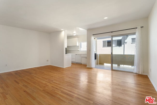 11743 Mayfield Ave in Los Angeles, CA - Building Photo - Building Photo