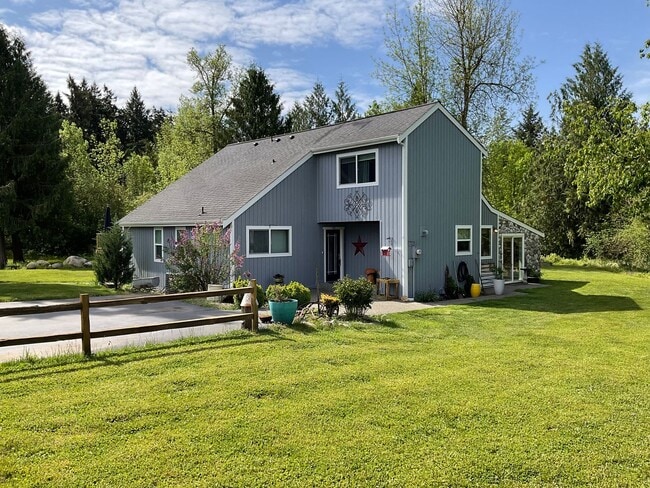 14628 Lawrence Lake Rd SE in Yelm, WA - Building Photo - Building Photo