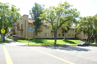 Kenoaks Luxury Apartments in Burbank, CA - Building Photo - Building Photo