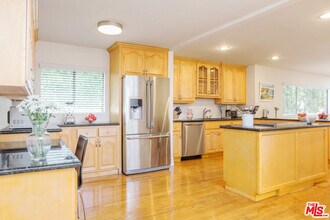 110 N Barrington Ave in Los Angeles, CA - Building Photo - Building Photo