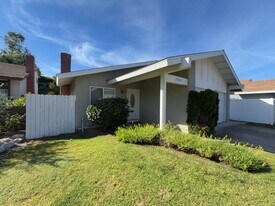 27022 Via Fiesta in Mission Viejo, CA - Building Photo