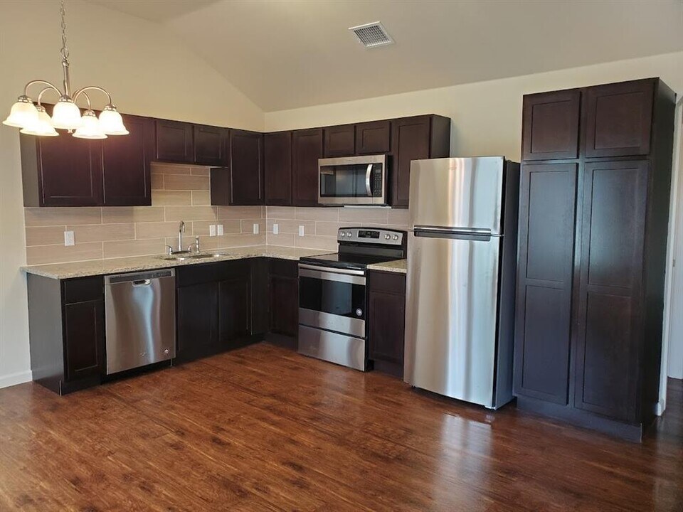 1310 W Pointe Pl in Lockhart, TX - Building Photo