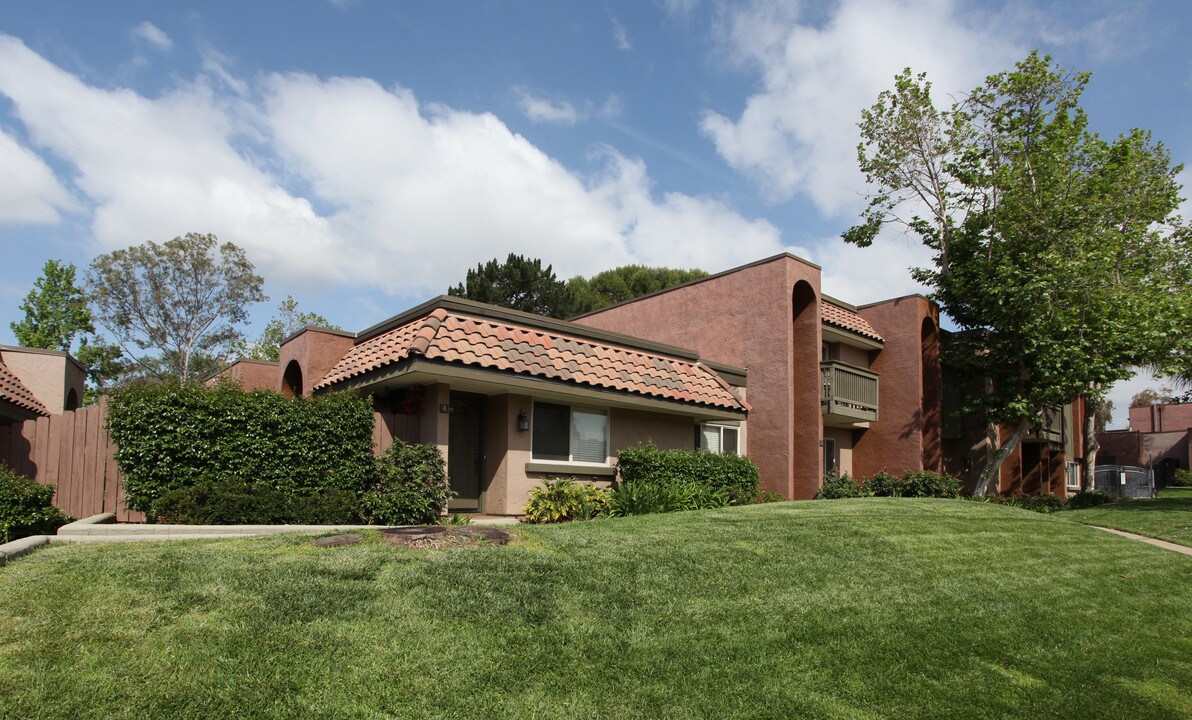 Sommerset Woods in Escondido, CA - Foto de edificio