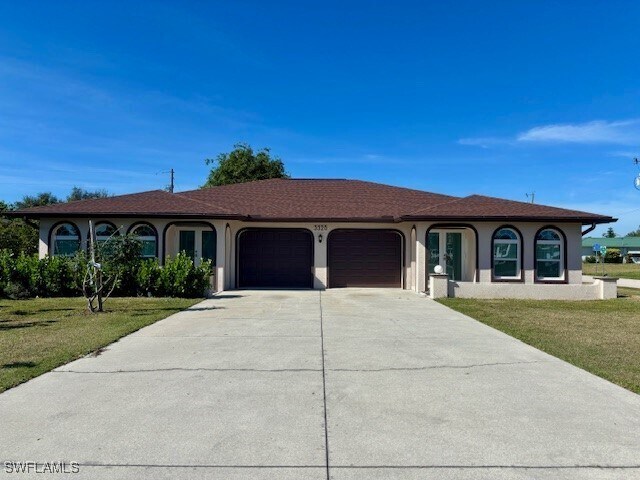 3320 Country Club Blvd in Cape Coral, FL - Building Photo