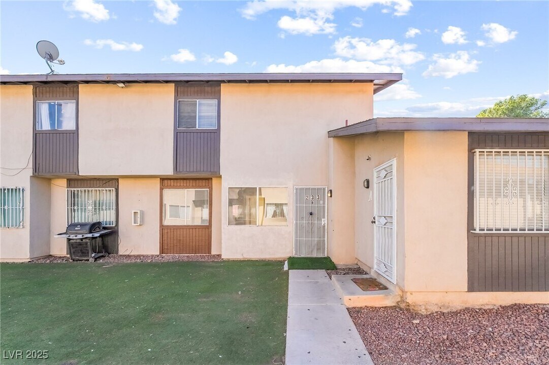 233 N 18th St in Las Vegas, NV - Building Photo