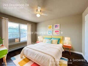 245 Deerwood Dr in San Antonio, TX - Building Photo - Building Photo