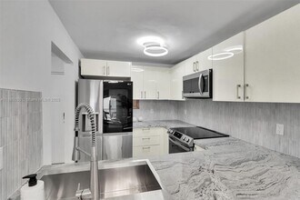 3527 NE 168th St in North Miami Beach, FL - Building Photo - Building Photo