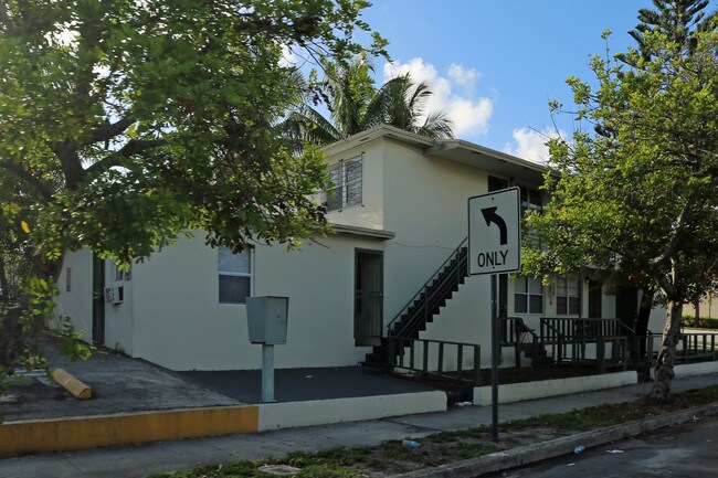 1300 Douglass Ave in West Palm Beach, FL - Foto de edificio - Building Photo