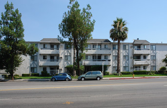 Warner Manor Apartments in Canoga Park, CA - Building Photo - Building Photo