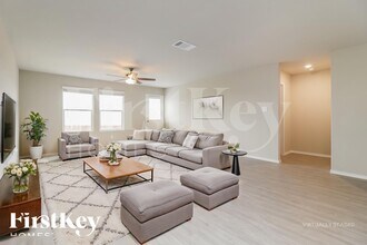 13124 Thyme Wy in Converse, TX - Foto de edificio - Building Photo