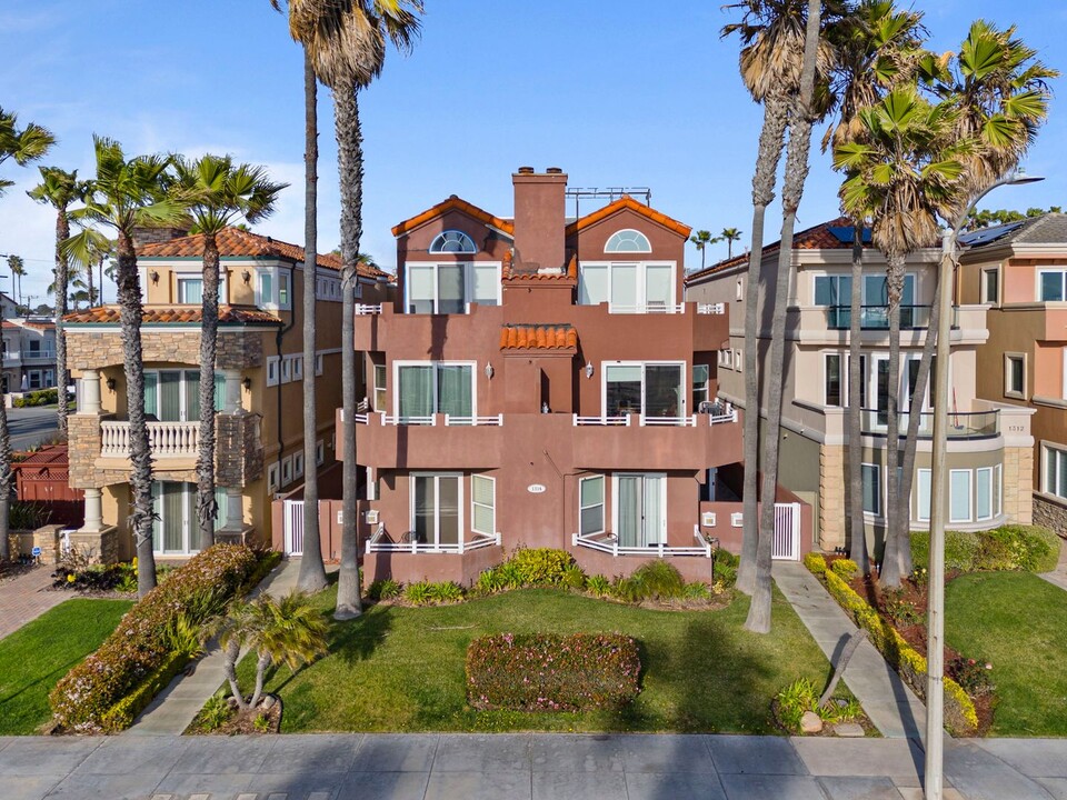 1314 Pacific Coast Hwy in Huntington Beach, CA - Building Photo