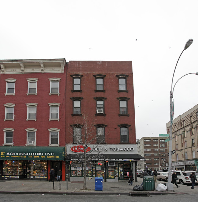 132 Graham Ave in Brooklyn, NY - Foto de edificio - Building Photo