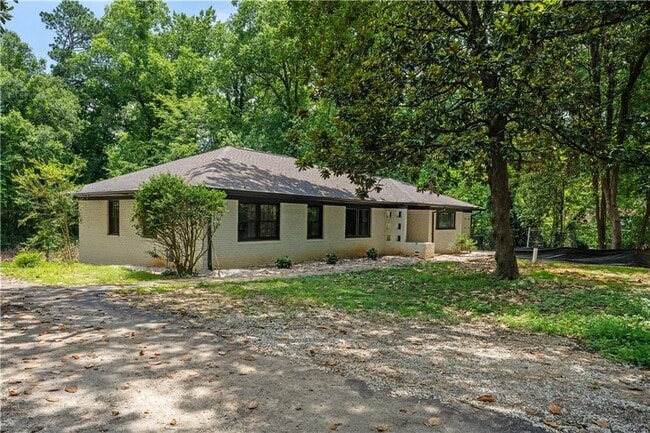 property at 3757 Peachtree Dunwoody Rd