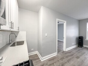 4241 N Kenmore Ave, Unit 211 in Chicago, IL - Building Photo - Building Photo