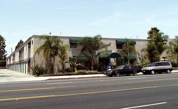 Southwood Apartments in Lakewood, CA - Building Photo - Building Photo