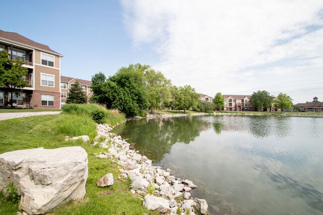 Westport on the Lake in Omaha, NE - Foto de edificio - Building Photo