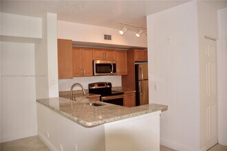 2586 Centergate Dr in Miramar, FL - Building Photo - Building Photo